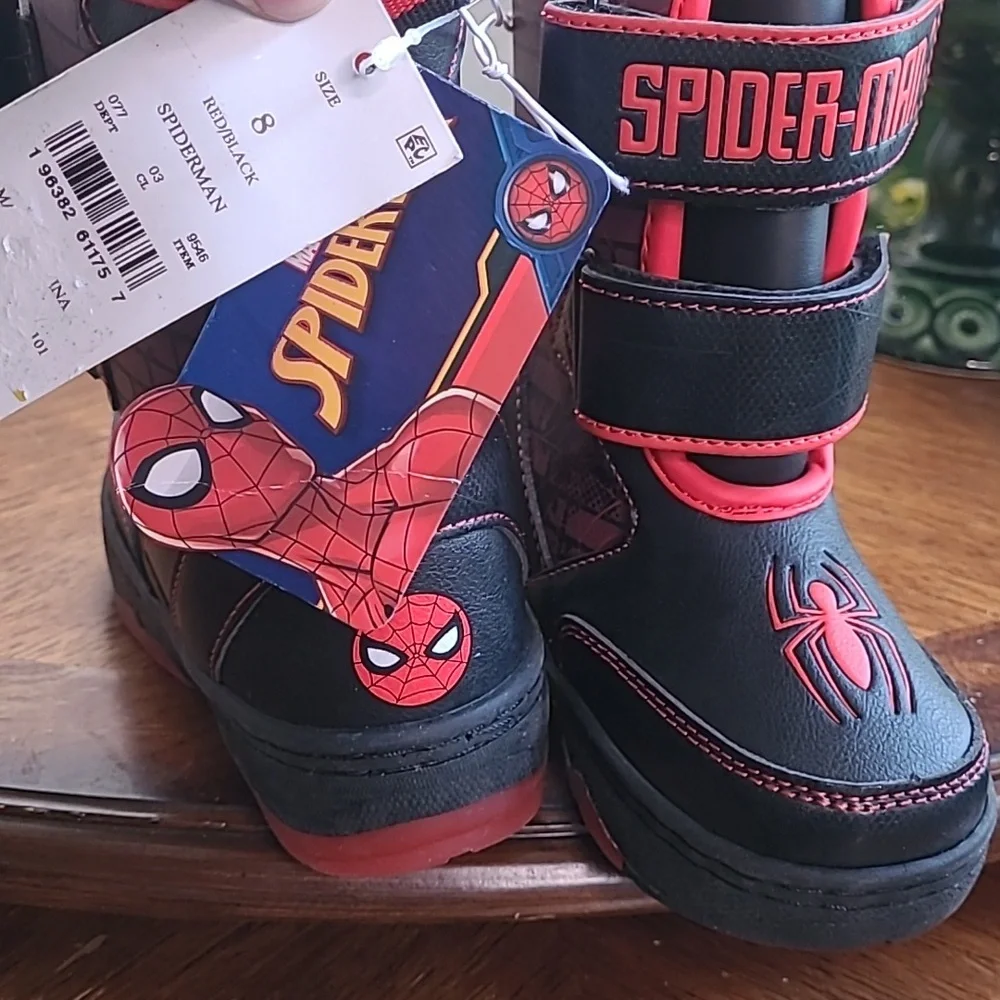 NWT! Marvel Spiderman Boys 8 Light up winter sporty snow boots black & red
